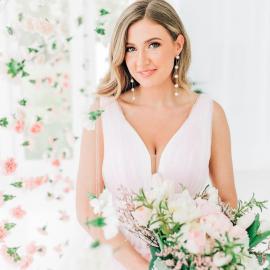 Bride with blush bridal bouquet